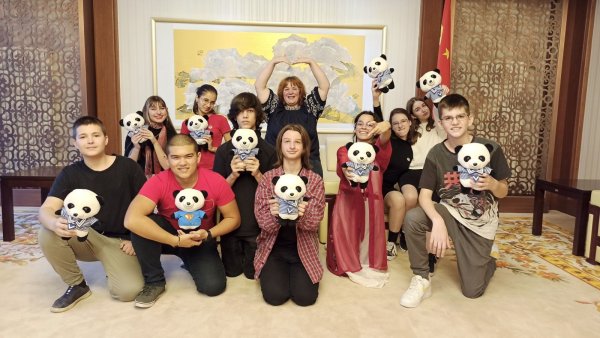 С ученици в китайското посолство. Снимка: Личен архив